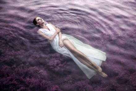 Девушка лежит в воде, в белом платье с фиолетовыми водорослями в Крыму +7 926 222 8521 Komlevs.ru Санкт-Петербург
